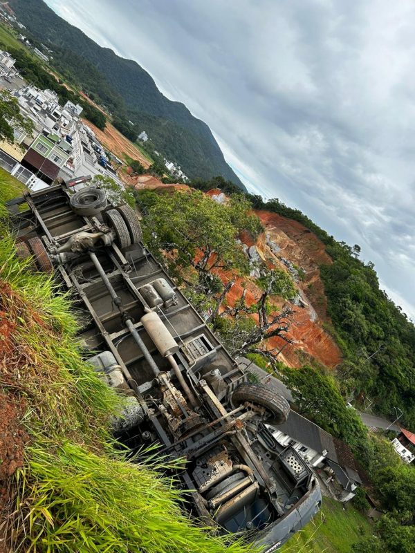 Imagem do caminhão tombado na ribanceira após perder o freio