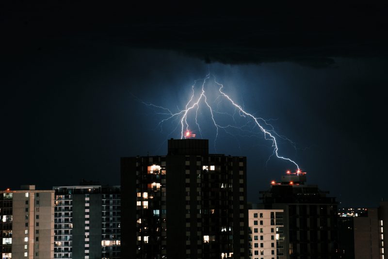 Foto mostra raios no céu noturno ocasionados por uma depressão subtropical