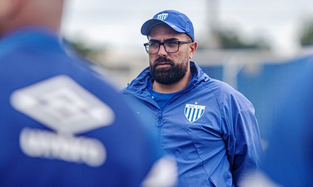 Ex-técnico do Avaí, Raphael Laruccia, comanda o profissional do Corinthians