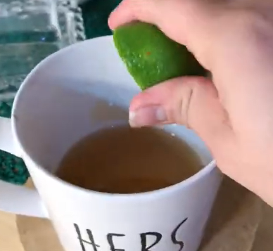 Influenciadora adicionou um limão para finalizar a receita - Foto: Yasch Fernandes/Reprodução/ND