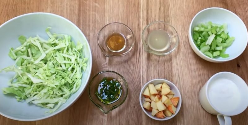 O passo a passo para fazer a salada foi compartilhado pela nutricionista por meio de um v&iacute;deo explicativo – Foto: Youtube/Reprodu&ccedil;&atilde;o ND