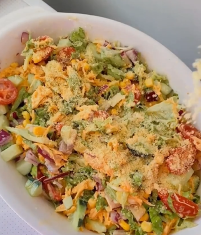 Aprenda de uma vez por todas a fazer uma salada low carb ideal para as semanas agitadas - Foto: Thainá Receitas Fit/Reprodução/ND