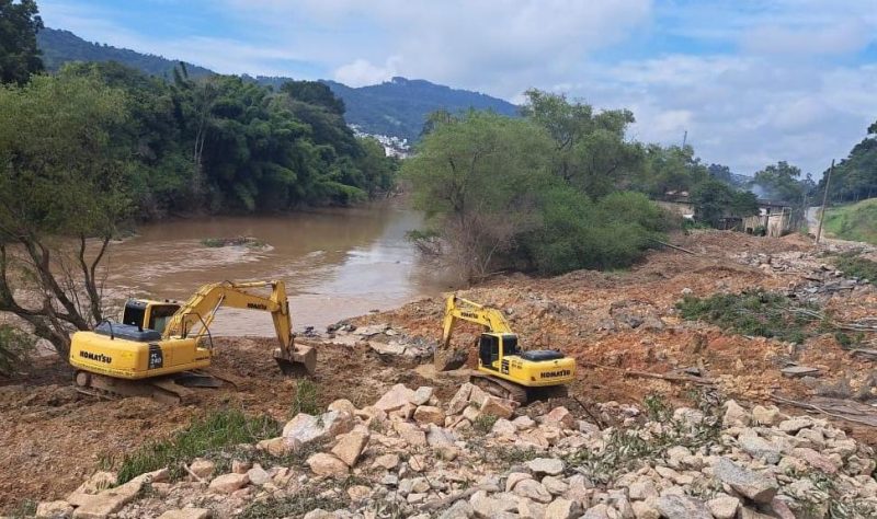 Recuperação acontece após abertura de uma cratera e deslizamento registrados na última semana, no km 143 da BR-470