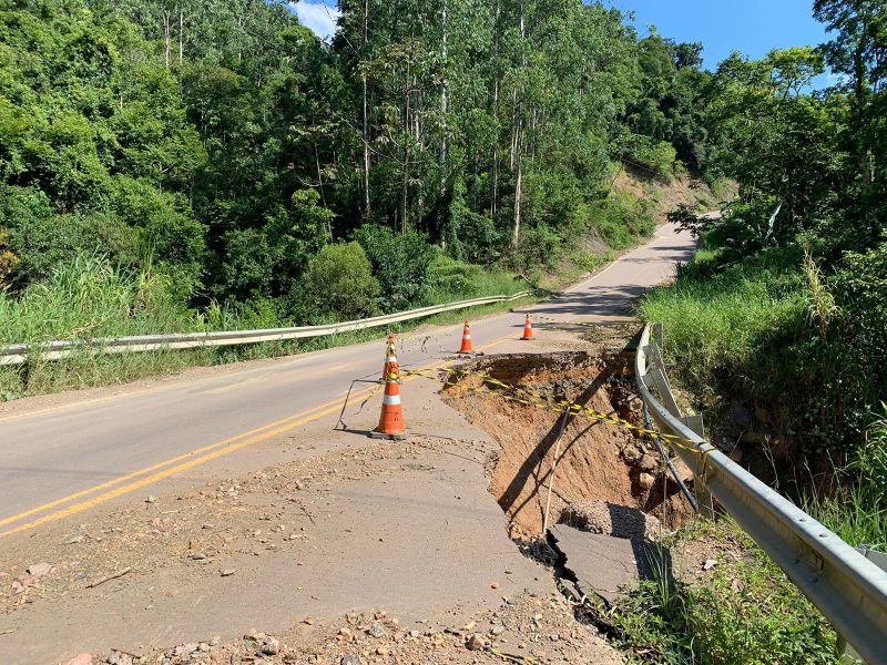 Estradas ficaram danificadas depois das enchentes