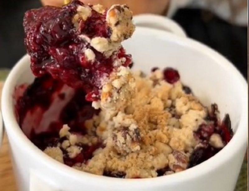 Crumble saudável com frutas vermelhas é a combinação ideal para se deliciar no verão