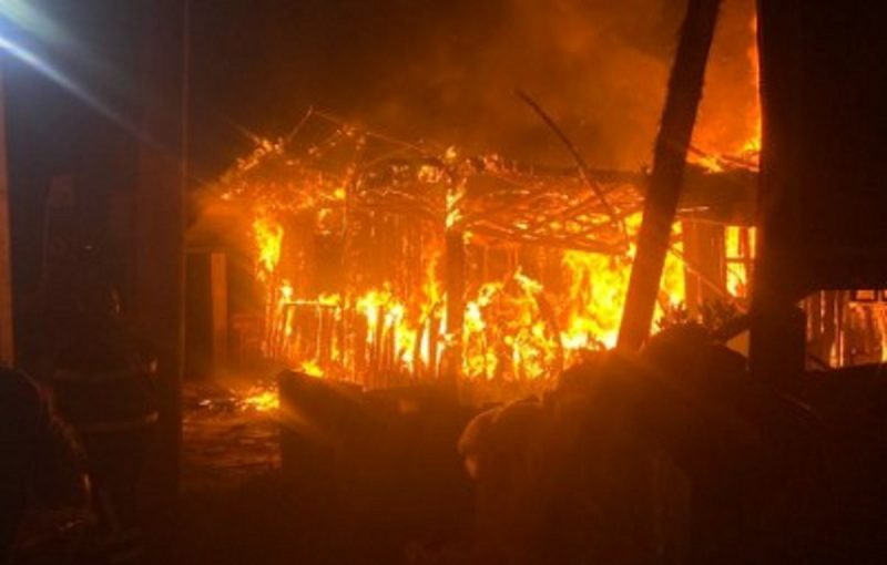Casa ficou totalmente destruída pelo fogo após incêndio em Navegantes na noite desta sexta (2)