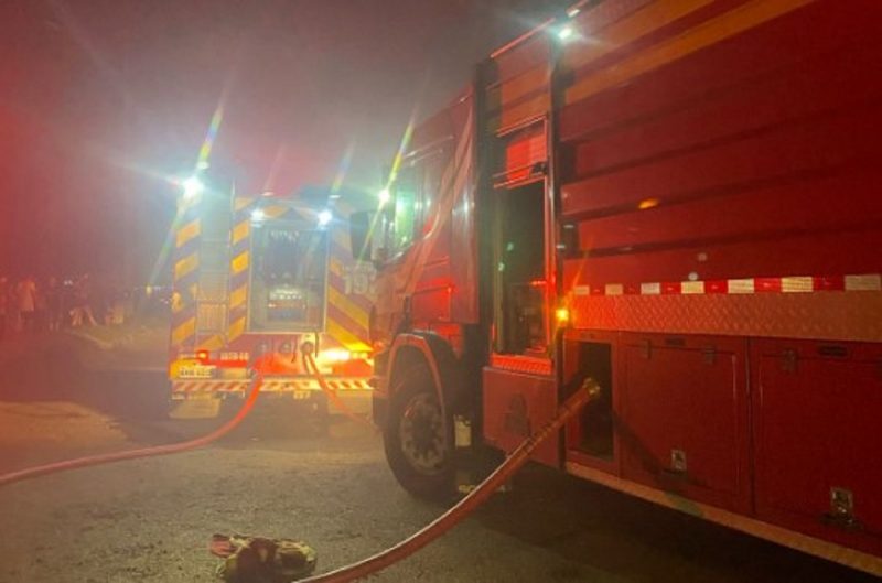 Bombeiros controlaram o incêndio em Navegantes na noite desta sexta (2)