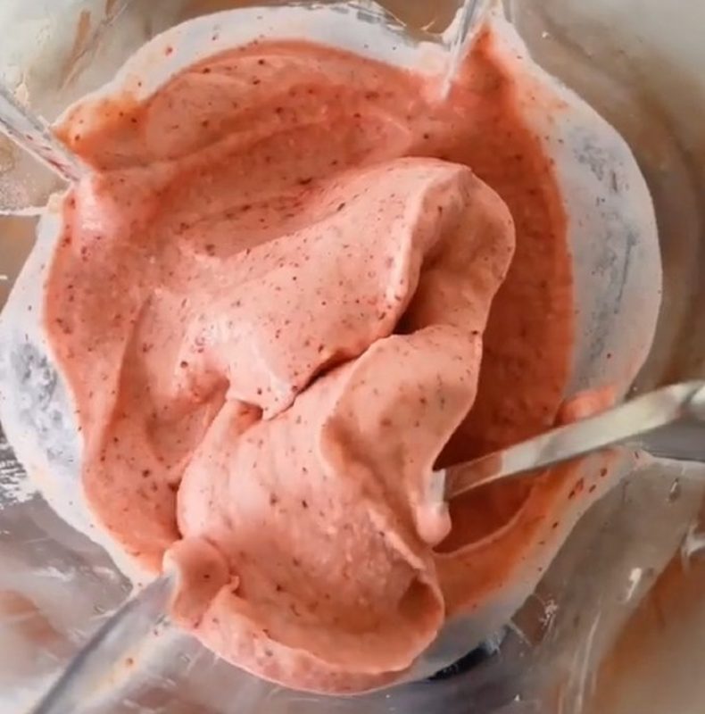 Mistura de ingredientes no liquidificador formaram sorvete saudável de morango
