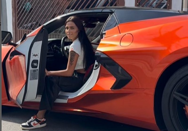 Fernanda Campos comprou um Chevrolet Corvette conversível de cor laranja