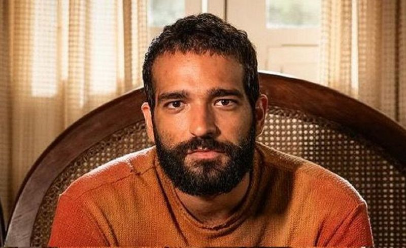 Humberto Carrão dá beijo em mulher misteriosa em bloco de rua após participar do carnaval na Sapucaí