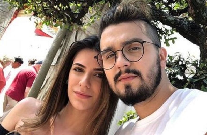 Luan Santana e Jade Magalhães abraçados celebram a volta do namoro