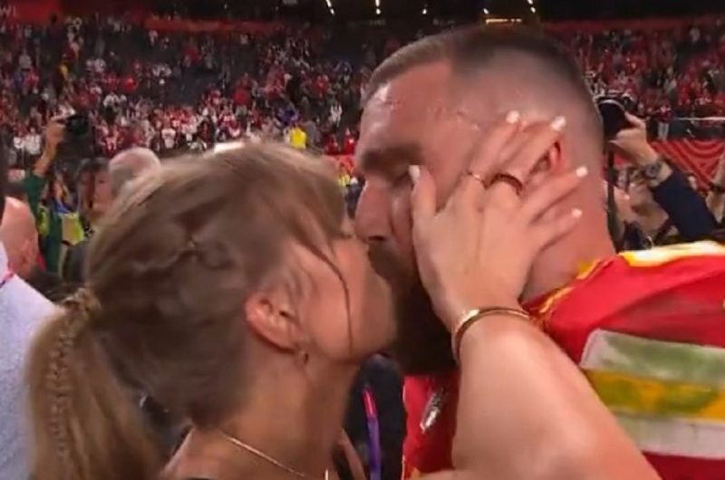 Taylor Swift e Travis Kelce deram beijão em rede nacional após o Super Bowl