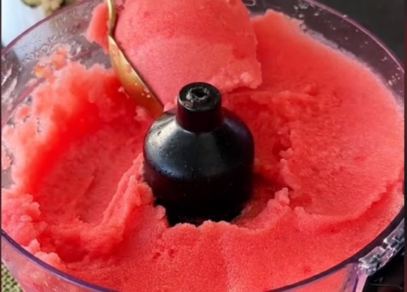 Sorvete saudável com melancia ajuda a refrescar o calor nesse verão