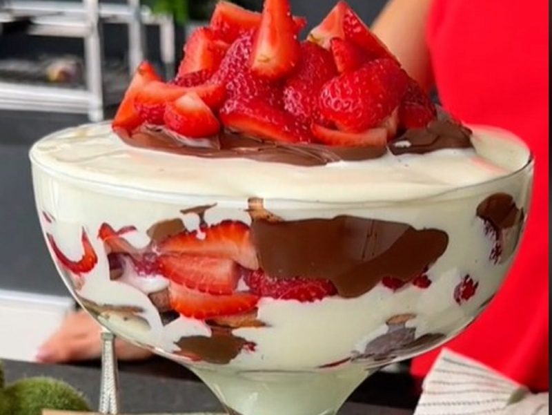Receita de pavê saudável com chocolate, morango e sem açúcar ajuda a adoçar o dia