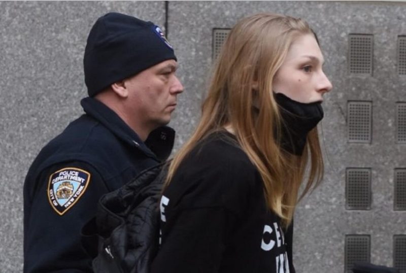 Atriz Hunter Schafer foi levada pela polícia em protesto nesta terça (27) em Nova York