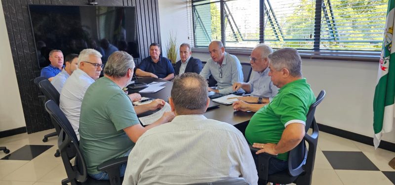 A diretoria da Casan recebeu cobran&ccedil;as de melhorias no abastecimento de &aacute;gua e in&iacute;cio das obras de capta&ccedil;&atilde;o de &aacute;gua no Rio Uruguai, durante reuni&atilde;o. Foto: Gilson Leite/ PMC / Divulga&ccedil;&atilde;o / ND