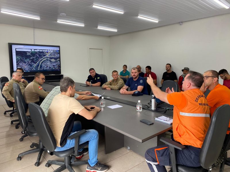 Abertura da cratera causou a interdição do trânsito no km 143 da BR-470, nesta quarta-feira (14)