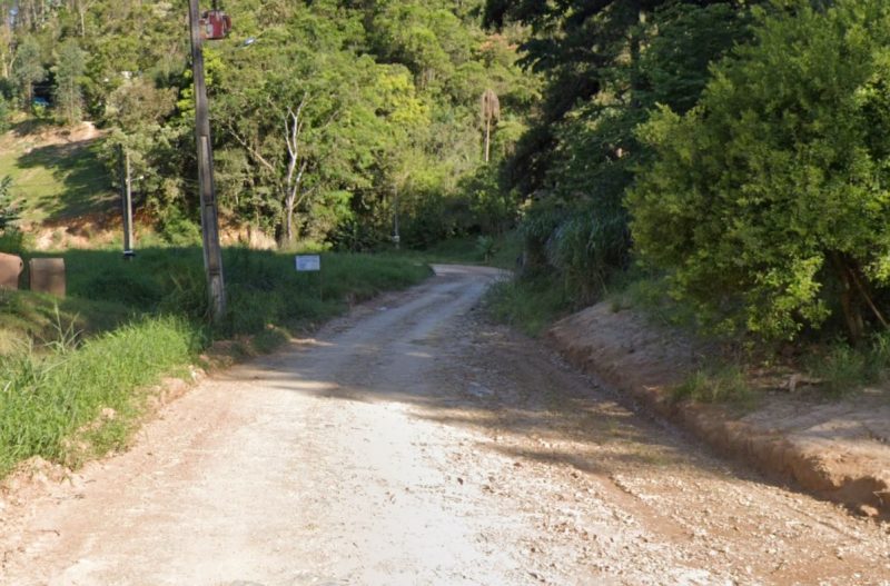 Tentativa de assassinato brutal a tiros aconteceu neste domingo (25), na Estrada Geral Ribeirão Santa Bárbara - Foto: Imagem ilustrativa/Google Street View/Arquivo/ND