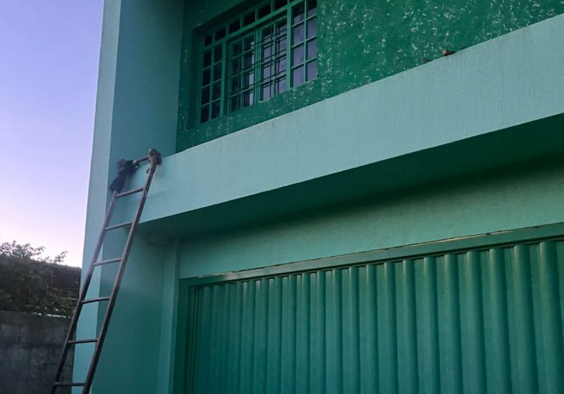 A esposa de Adão relatou que o marido havia subido na sacada para arrumar uma janela