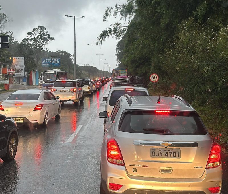 Imagem de carros em vias no trânsito da Grande Florianópolis