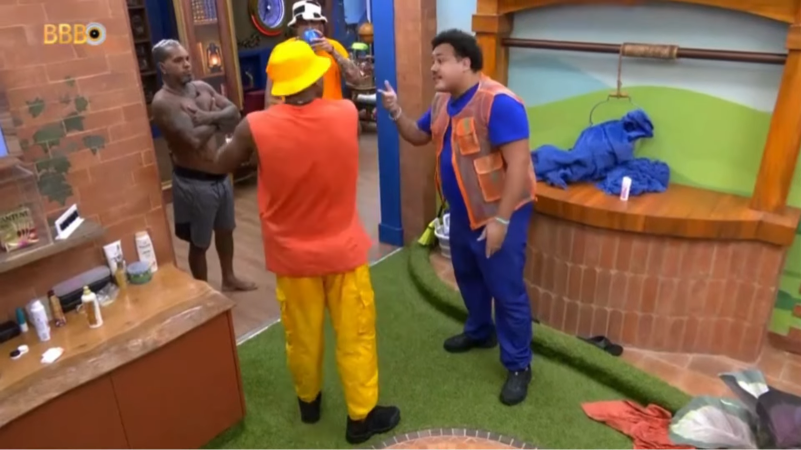 Na imagem aparecem os participantes do BBB 24 discutindo e Davi chamando Lucas de calabreso