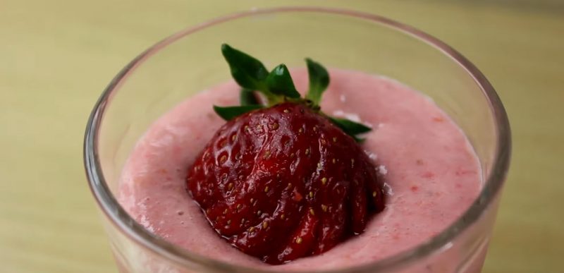 Vitamina de morango com banana n&atilde;o possui a&ccedil;&uacute;car, &eacute; totalmente natural e n&atilde;o engorda – Foto: Redes Sociais/Divulga&ccedil;&atilde;o/ND