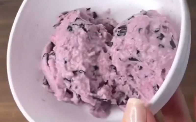 Frame de vídeo que ensina como fazer uma receita de sorvete de uva sem açúcar