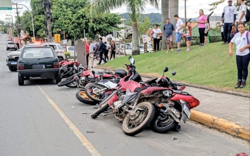 Motos estacionadas em frente ao Beto Carrero acertadas por condutor embriagado