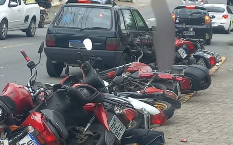 Motos estacionadas em frente ao Beto Carrero acertadas por condutor embriagado