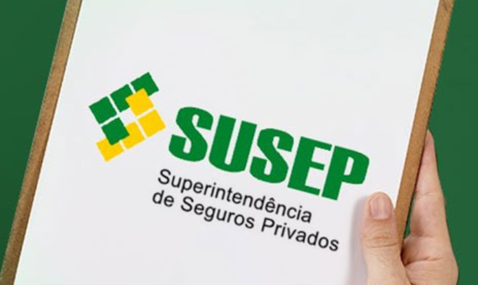 Foto mostra pessoa segurando uma folha que diz SUSEP: Superintendência de Seguros Privados