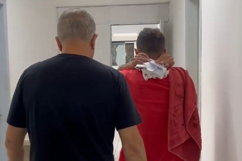 Momento em que o suspeito chega à delegacia 