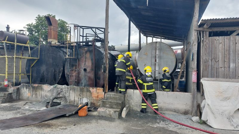 Tanque de 15 toneladas estava em processo de manutenção quando pegou fogo na tarde desta terça-feira (13)