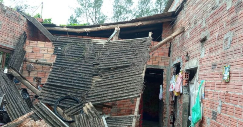 Estrutura j&aacute; estava danificada e com cupins, segundo a secret&aacute;ria de Assist&ecirc;ncia Social de Balne&aacute;rio Rinc&atilde;o – Foto: Divulga&ccedil;&atilde;o/CBMSC/ND