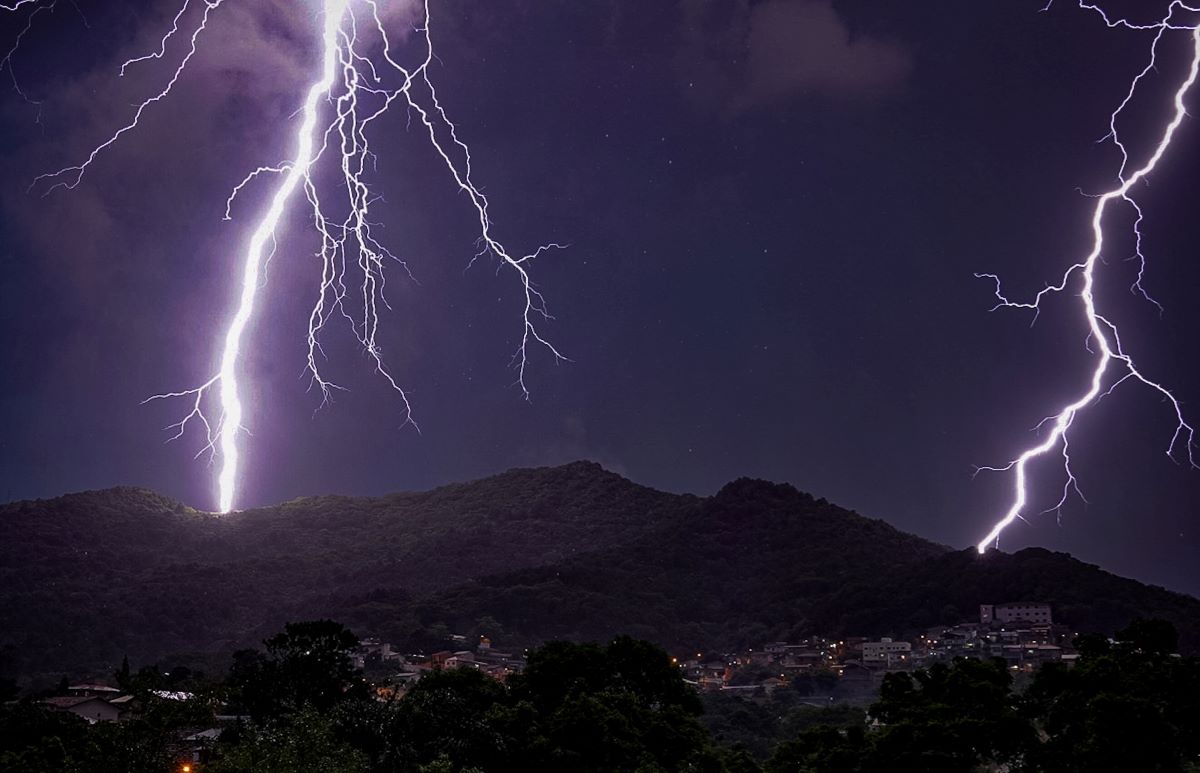 Temporais com raios que antecedem chegada de frente fria