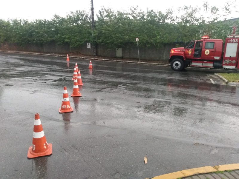 Rua precisou ser interditada em S&atilde;o Francisco do Sul – Foto: Bombeiros Volunt&aacute;rios SFS/Divulga&ccedil;&atilde;o/ND
