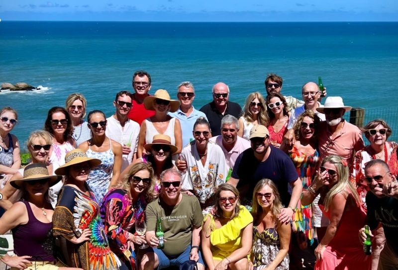 Casal Grilo e Tide Barato cercado pelos amigos no almo&ccedil;o de milh&otilde;es s&aacute;bado no Farol de Santa Marta – Foto: Divulga&ccedil;&atilde;o/ND