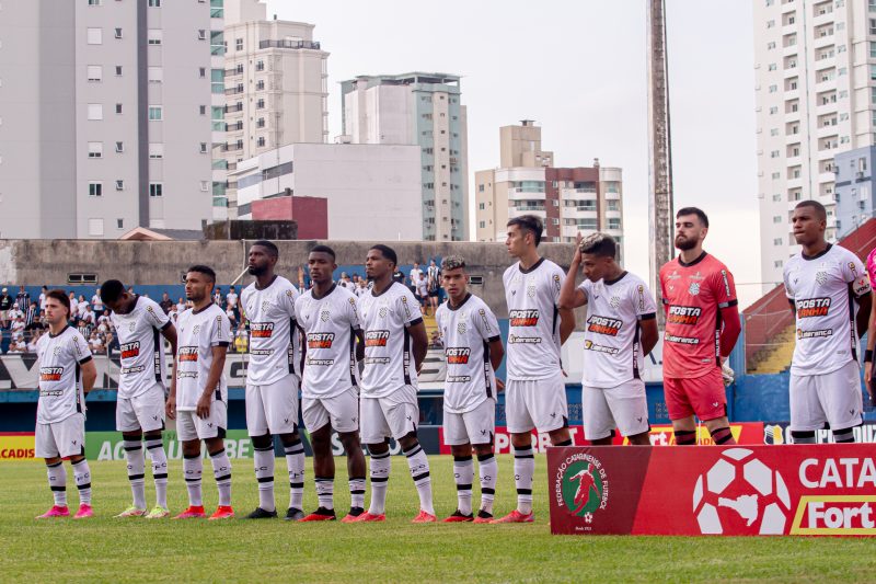 Genílson (último à dir.) desfalca o Figueirense contra o Hercílio Luz