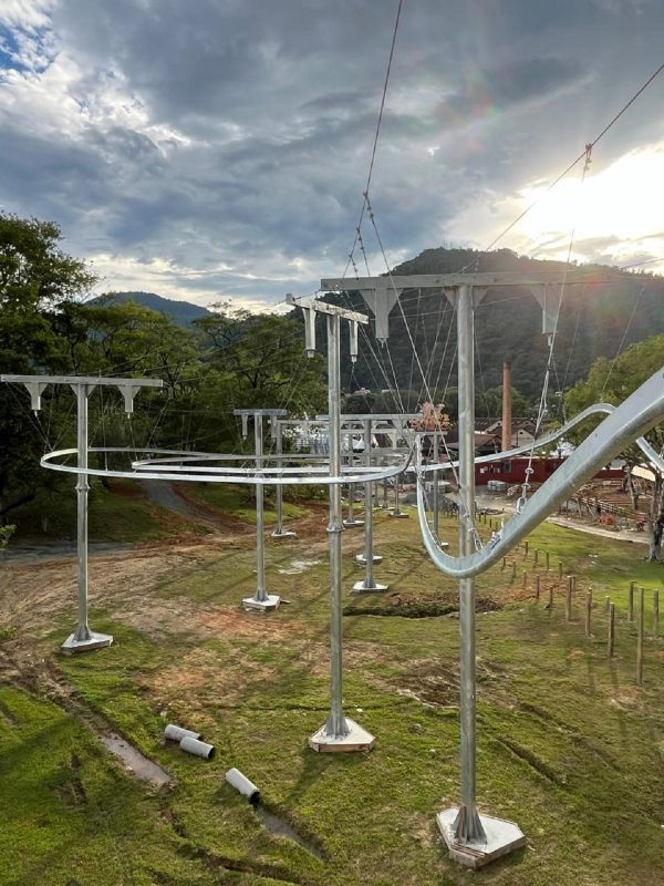 A tirolesa em curva é a nova atração radical de um parque temático e de aventuras da cidade de Pomerode 