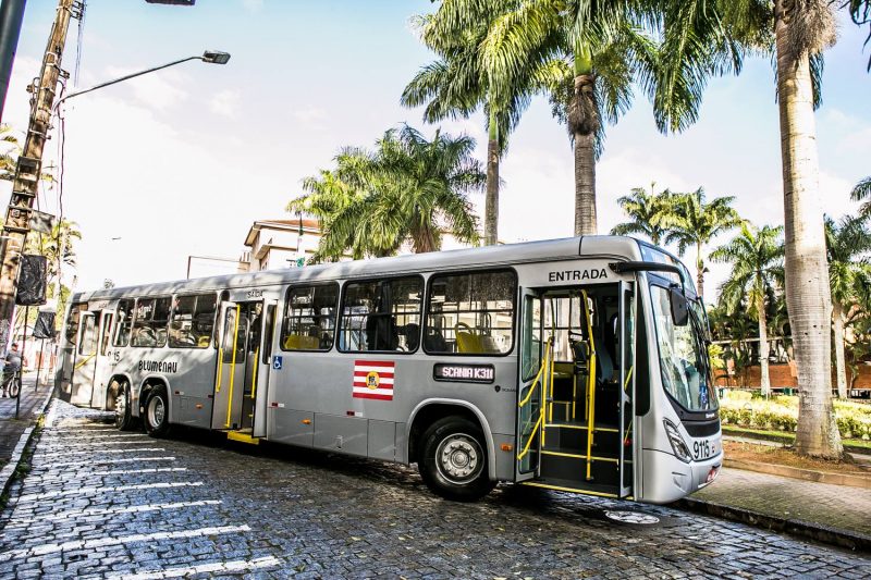 ônibus do transporte coletivo de blumenau em rua da cidade