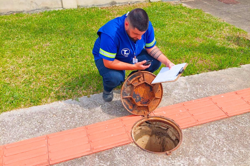 Funcionário do Trato por Criciúma realiza vistoria. 