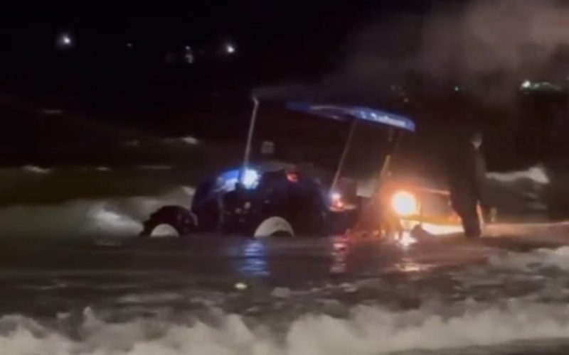 Frame de vídeo que mostra trator atolado na Praia Central de Balneário Camboriú