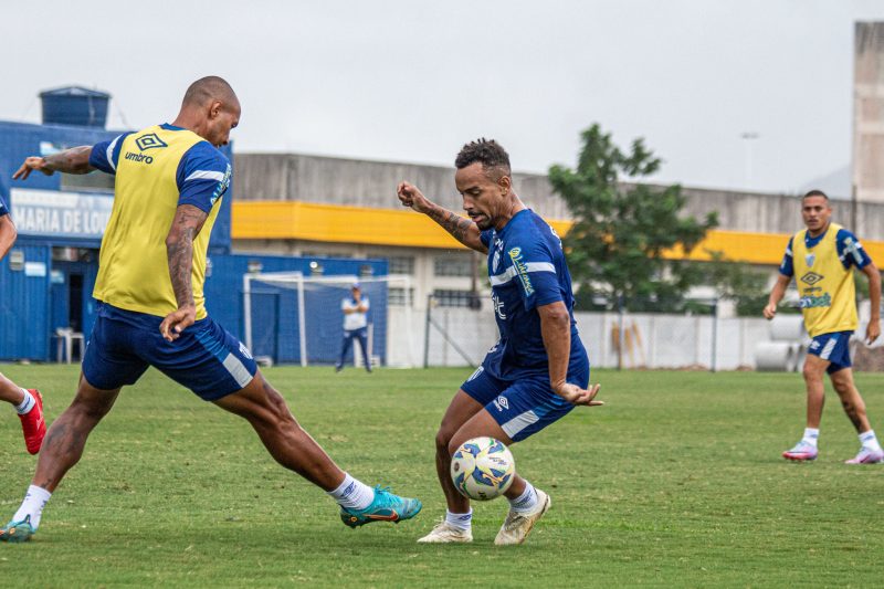 Ademilson divide a bola com Alan Costa em treino do Avaí