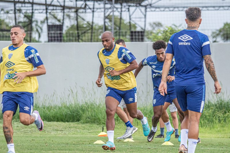 Jogadores do Avaí correm no CT do clube