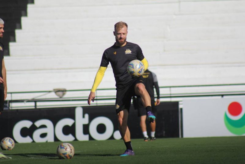 Jogador do Criciúma chuta a bola durante treino