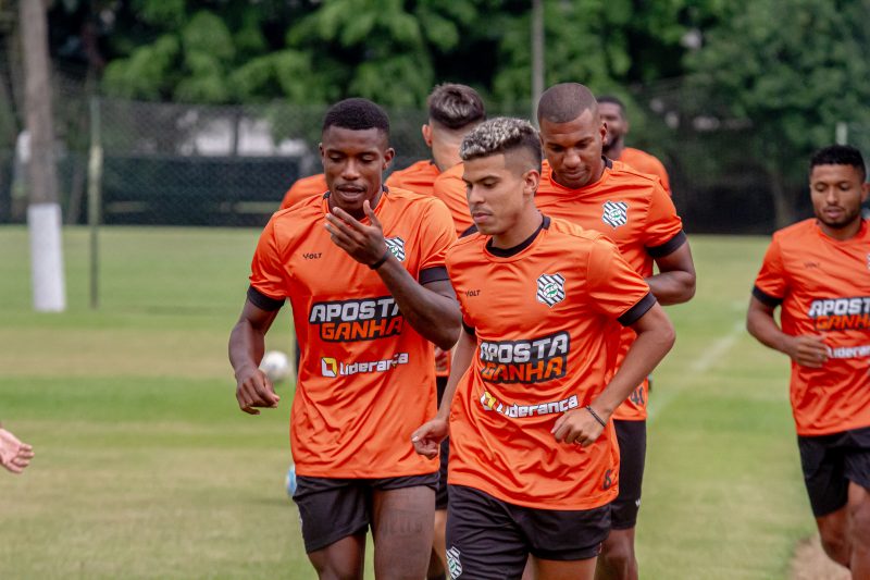 Jogadores do Figueirense correndo no gramado durante treino do clube