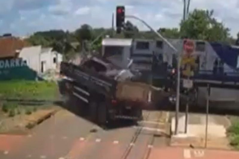 Trem atingiu caminhão 