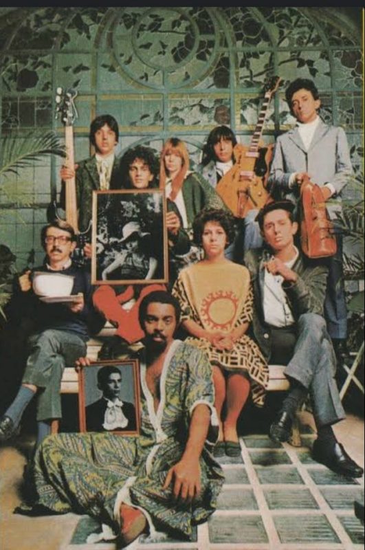 A ic&ocirc;nica foto do &aacute;lbum “Tropic&aacute;lia Panis Et Circencis”, que traz Caetano Veloso (segurado uma foto de Nara Le&atilde;o), Os Mutantes, Rog&eacute;rio Duprat, Gal Costa, Torquato Neto, Gilberto Gil e Tom Z&eacute;. – Foto: Reprodu&ccedil;&atilde;o