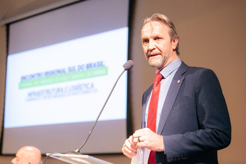 Pedro Uczai candidato a prefeito de Chapecó falando diante de um microfone em evento