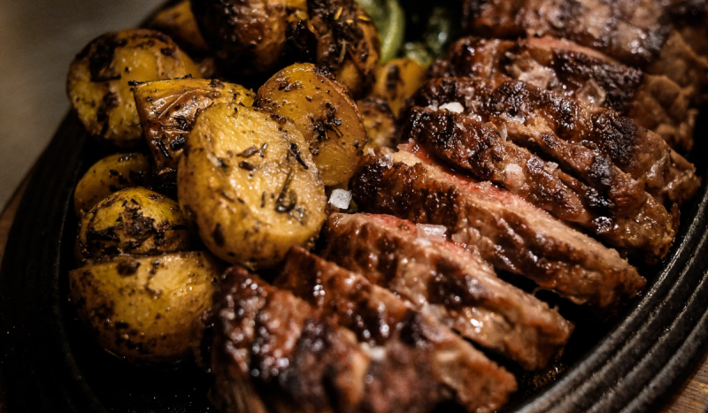 Imagem de churrasco recém preparado