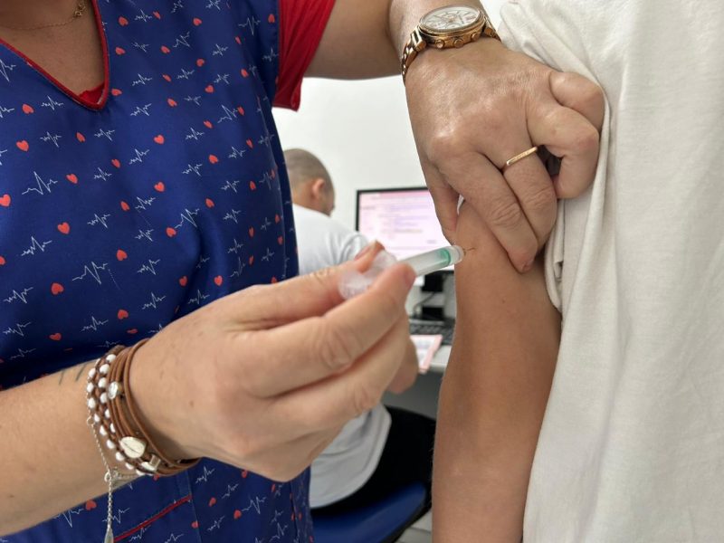 Dengue em SC - Foto mostra enfermeira aplicando vacina em braço de criança